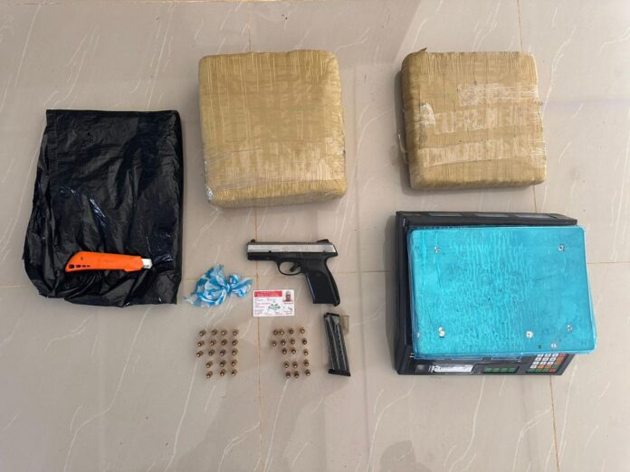 Ocupan 15 libras de presunta marihuana, arma y vehículo en allanamiento en Santo Domingo Este