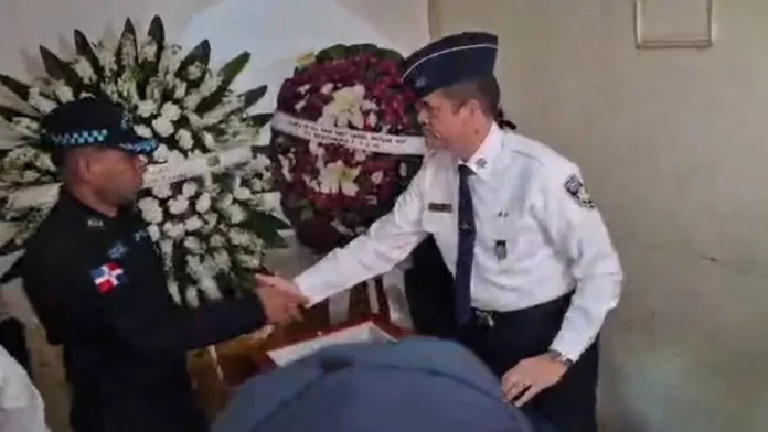 Durante su visita, el alto oficial expresó sus condolencias a los familiares, amigos, allegados y compañeros del Departamento C-9 del fallecido alistado, acompañándolos en este momento de dolor por la irreparable pérdida.