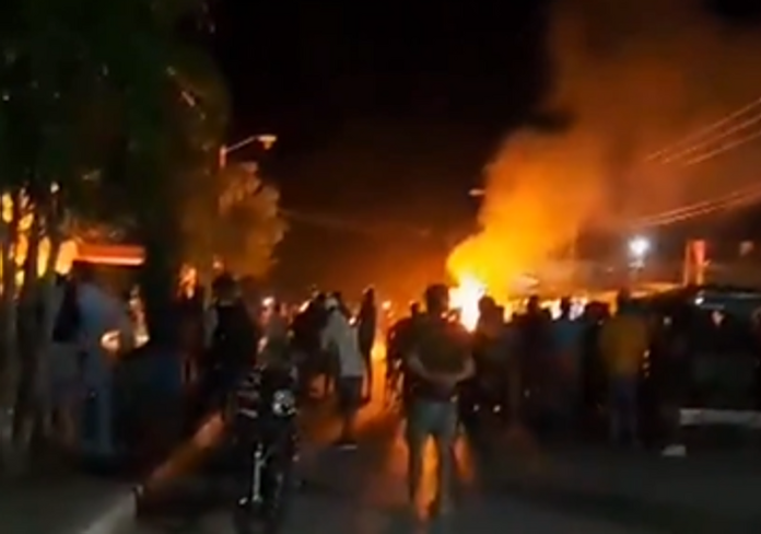 En medio de la manifestación, un grupo de personas se dirigió hacia la sede municipal del Partido Comunista de Cuba.