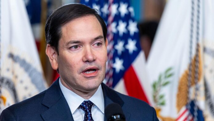 Marco Rubio entrega a Rodrigo Paz el crucifijo que su padre dio a George H. W. Bush en 1990