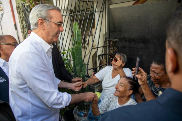 Durante el recorrido, el mandatario se reunió con residentes del área, donde viven más de 200 familias, y evaluó junto a la alcaldesa Carolina Mejía la situación provocada por la acumulación de agua en la zona.
