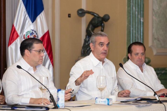 Abinader destacó que el objetivo principal es evitar que el impacto total de estos aumentos internacionales se transfiera a la población, protegiendo sobre todo a los sectores más vulnerables.