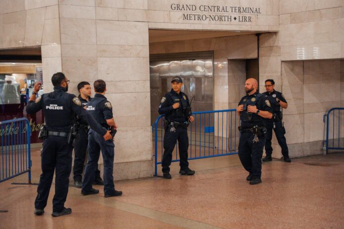 Las tres víctimas fueron trasladadas a un hospital cercano pero no se teme por sus vidas, especificó Tisch.