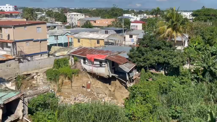Colapso en Arroyo Abajo activa operativo de rescate; presumen persona atrapada
