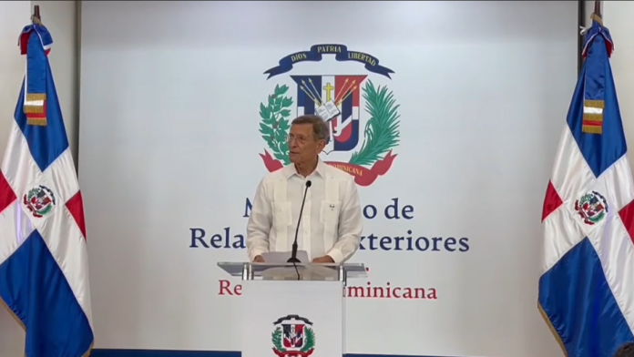 Gobierno centralizará ingresos consulares y establecerá nueva escala salarial en el servicio exterior