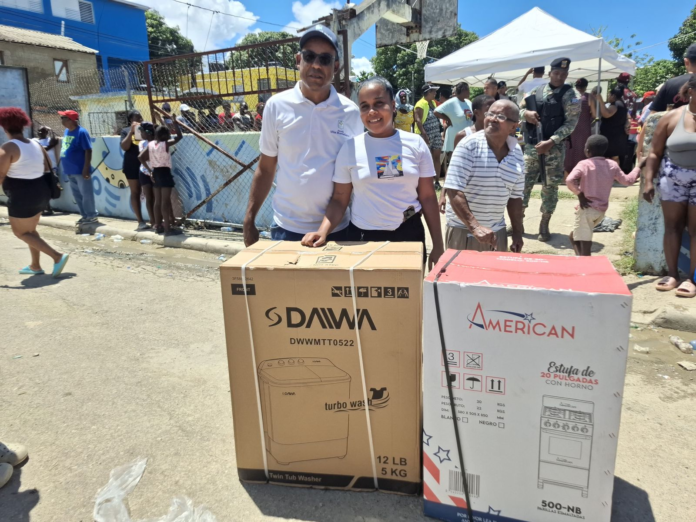 ¡Llegan las ayudas! Gobierno entrega enseres a damnificados por las lluvias en Puerto Plata