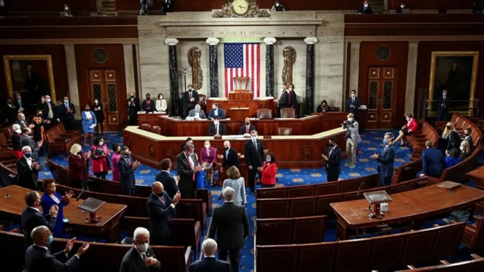 Mientras, el senador demócrata Tim Kaine, uno de los principales promotores de la resolución, había argumentado que los esfuerzos estadounidenses por detener los envíos de combustible a la nación latinoamericana constituyen una acción militar. 