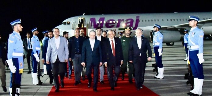 El ministro iraní de Exteriores llega a Islamabad ante visita de enviados de EE. UU.