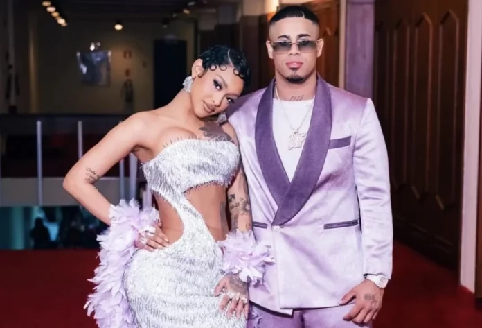 La artista urbana La Perversa y el puertorriqueño Michael Flores volvieron a acaparar la atención en redes sociales tras intercambiar mensajes de afecto en medio del reciente lanzamiento del álbum “Scorpion”. A través de una publicación, Flores felicitó a la cantante por su nuevo proyecto musical, destacando su crecimiento personal y profesional. En el mensaje, expresó sentirse orgulloso de la evolución de la artista y resaltó cualidades como su determinación y proyección. La intérprete respondió públicamente al comentario, agradeciendo el respaldo constante y el apoyo recibido, en una interacción que rápidamente generó reacciones entre sus seguidores. El intercambio se produce en el contexto del estreno de “Scorpion”, con el que La Perversa busca consolidar una nueva etapa en su carrera dentro de la música urbana. Las publicaciones generaron múltiples comentarios en plataformas digitales, donde usuarios destacaron la cercanía entre ambos y el tono afectivo de sus mensajes.