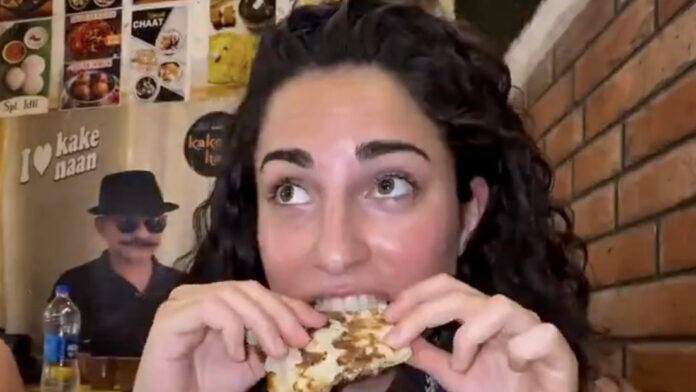 'Influencer' hace reto extremo de comida en la India y se lleva una sorpresa