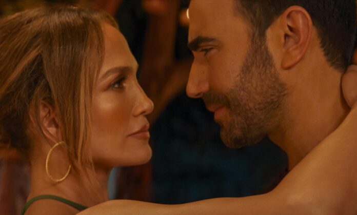 “Office Romance”: Jennifer Lopez y Brett Goldstein protagonizan nueva comedia romántica de Netflix