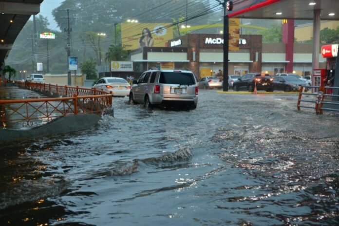 Entre las vías más impactadas se encuentran las avenidas 27 de Febrero, Estrella Sadhalá, Circunvalación Sur y Francia, donde se reportaron acumulaciones de agua que dificultaron la circulación vehicular durante varias horas.
