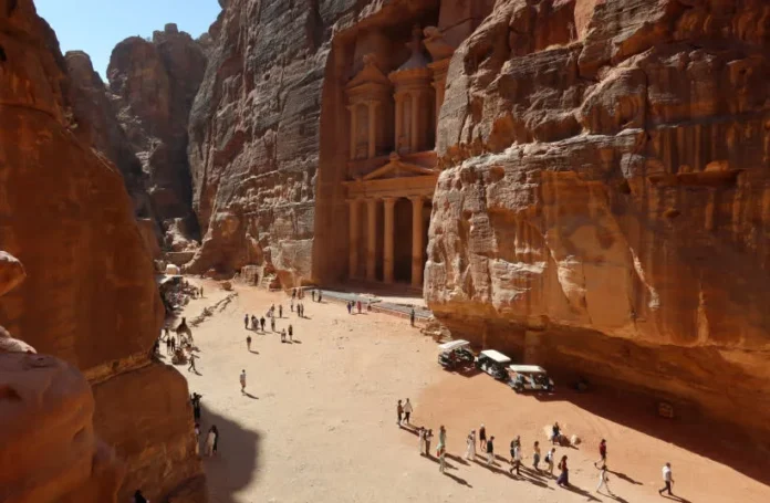 Al Sawair afirmó que el sector turístico de Petra comenzó el año con «indicadores positivos» en número de visitantes, pero rápidamente disminuyeron e incluso llegaron a «niveles cercanos a cero» por la situación en Oriente Medio.