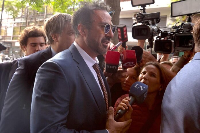 Pinto es médico de la empresa especializada en emergencias médicas +Vida y fue quien arribó en la primera ambulancia que asistió al domicilio, intentó reanimar al astro y firmó su certificado de defunción.