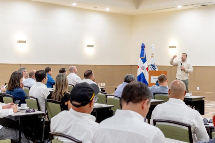 Paíno Henríquez presenta el modelo Ministerio Inteligente a los sectores construcción y turismo