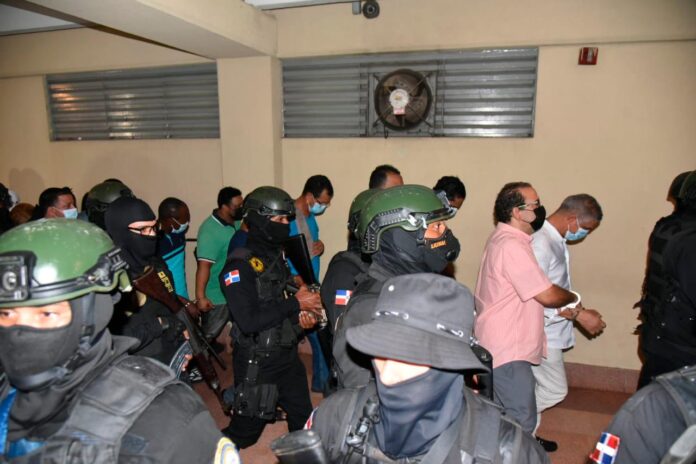 El Ministerio Público identificó como principales cabecillas a Erick Randiel Mosquea Polanco y Juan José de la Cruz Morales, quienes enfrentan procesos judiciales en tribunales de Estados Unidos.