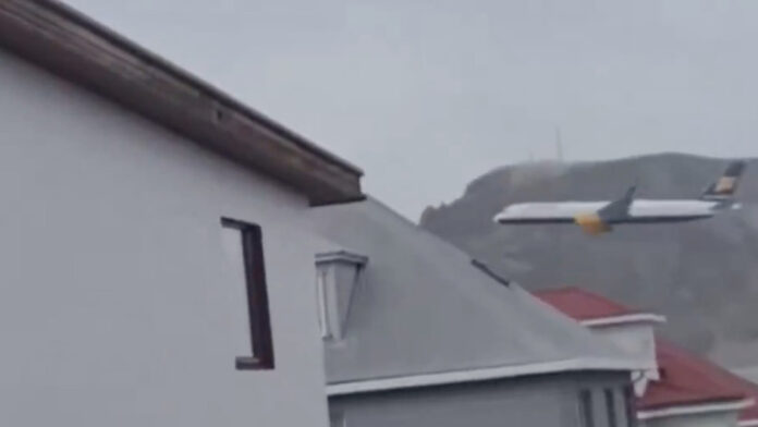 Piloto dice adiós a la aviación con una riesgosa maniobra