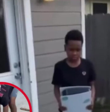Madre castiga a su hijo obligándolo a romper su PS5 tras maltratar al gato de la casa El niño lloraba desesperadamente mientras arrojaba la consola al suelo repetidamente. Incluso la madre se encarga de que se rompa por completo.