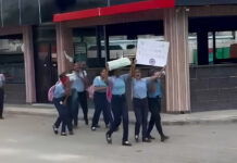 Estudiantes protestan en Pueblo Viejo por escuela paralizada desde hace 13 años La manifestación se desarrolló de manera ordenada, con la participación de jóvenes de distintos niveles educativos, quienes recorrieron las calles portando pancartas y entonando consignas en demanda de condiciones dignas para recibir docencia.