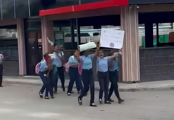 La manifestación se desarrolló de manera ordenada, con la participación de jóvenes de distintos niveles educativos, quienes recorrieron las calles portando pancartas y entonando consignas en demanda de condiciones dignas para recibir docencia.