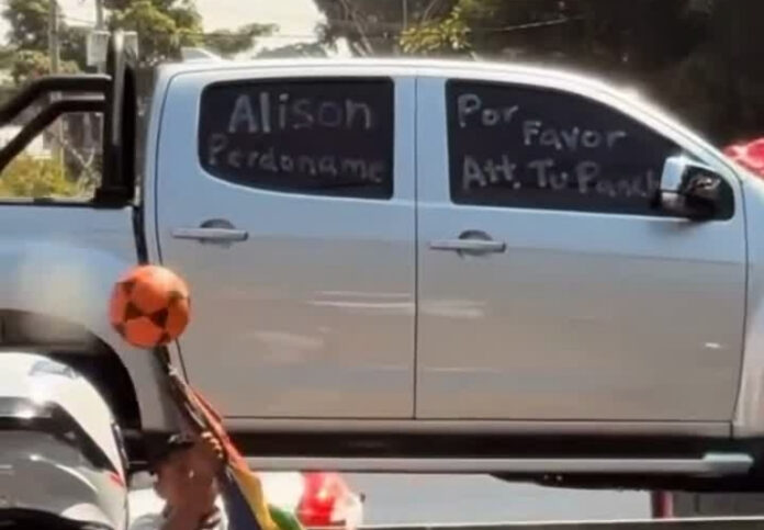 “Amor, perdóname”: hombre regala camioneta de lujo y se hace viral en redes