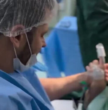 Papá se desmaya en pleno parto… ¡y el bebé llega como un campeón! Papá se desmaya en pleno parto… ¡y el bebé llega como un campeón!