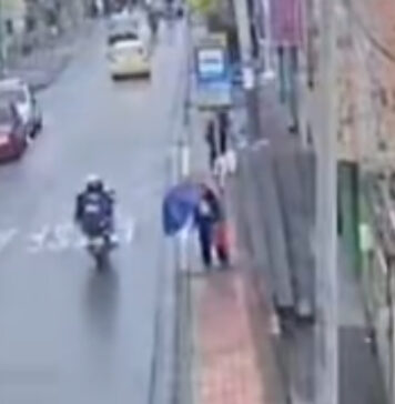 Esperaba un bus y terminó muerta al ser atropellada por una rueda suelta Esperaba un bus y terminó muerta al ser atropellada por una rueda suelta