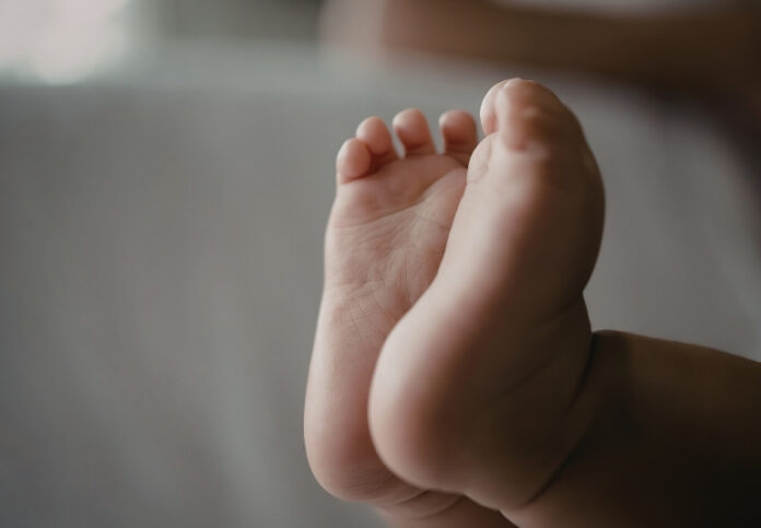 Hallan niña sin vida dentro de una mochila en Los Girasoles; madre está detenida