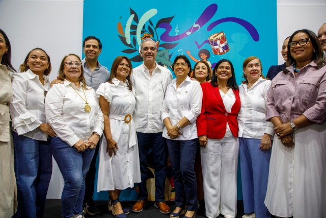 Presidente Abinader recorre Feria Regional del Libro Santiago 2026 llama a visitarla 7 scaled 1