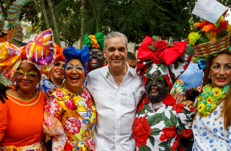 Abinader recorre Feria del Libro Santiago 2026 y anuncia edición anual en el Cibao