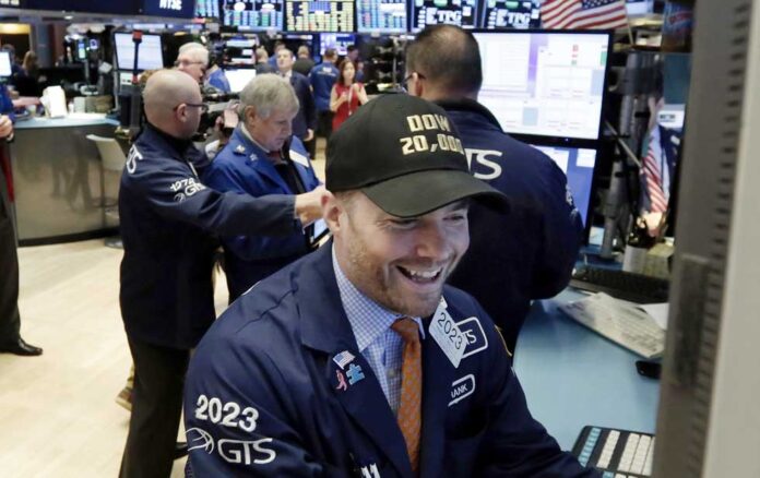 En la semana el saldo es positivo para los tres indicadores: el Dow Jones gana un 0,55 % acumulado, el S&P 500 un 0,91% y el Nasdaq un 1,12 %.