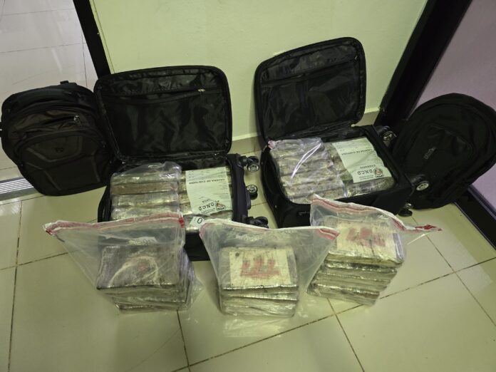 DNCD atrapa dos extranjeros con 37 paquetes de presunta cocaína