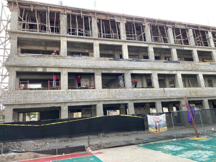 La ilusión de que sus hijos podrían terminar la secundaria en el Centro Educativo Cristo Rey, Salesianas, no será posible, ya que la construcción del edificio se encuentra en más de un 40 por ciento de atraso, así como por la presencia de pocos trabajadores en la obra.