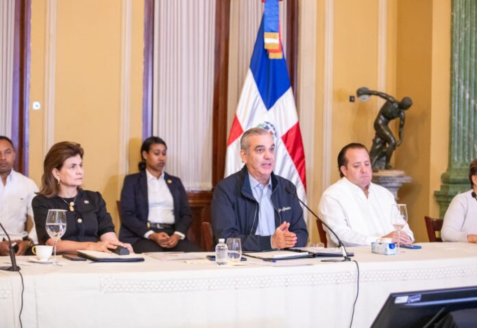 La prioridad es salvar vidas y propiedades; Abinader activa sección permanente ante vaguada