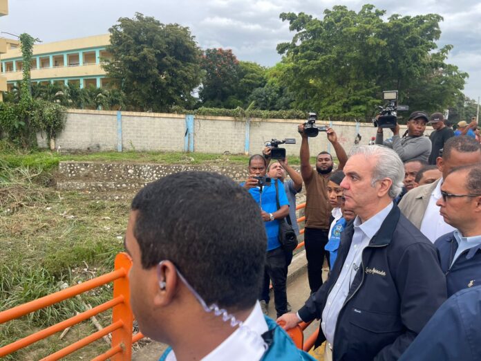 El jefe de Estado informó que continuará visitando otras localidades afectadas, con énfasis en la provincia de Puerto Plata, donde los municipios de Montellano e Imbert figuran entre los más impactados por las lluvias.