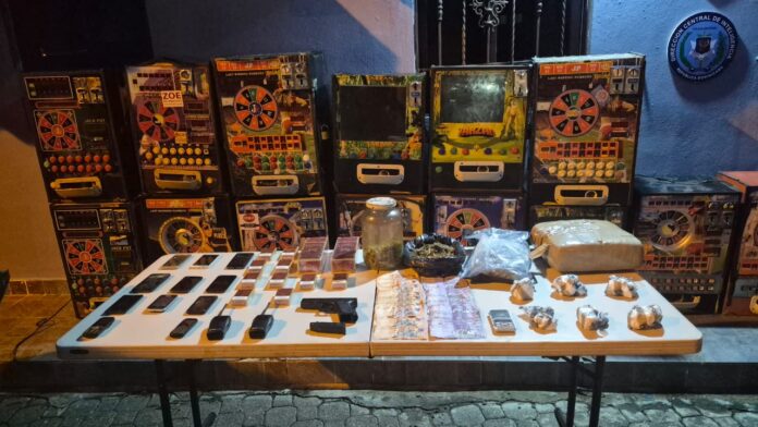 Durante la intervención, los agentes ocuparon cuatro paquetes de un vegetal presumiblemente marihuana y seis porciones de un polvo blanco que se presume es cocaína.