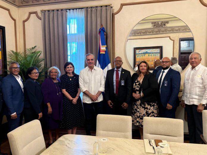 La reunión se llevó a cabo en el Palacio Nacional, con la participación de la vicepresidenta Raquel Peña y el ministro administrativo de la Presidencia, Andrés Bautista.