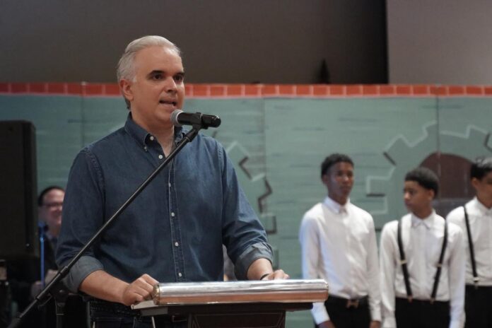 Ministro de Educación encabeza Gala Regional de Arte en Santiago