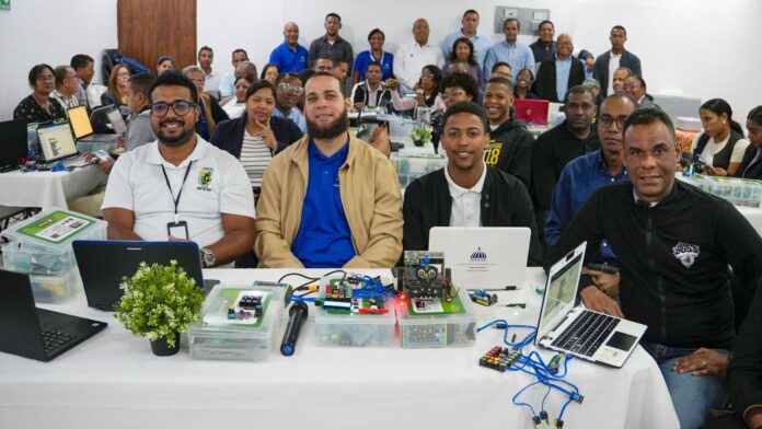 Entre los temas tratados figuran la configuración de cuentas, el manejo de la interfaz, la creación de circuitos simples con luces LED, así como la programación de salidas digitales.