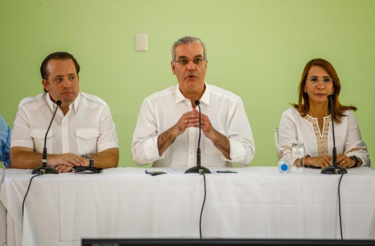 Luis Abinader anuncia construcción de 112 apartamentos para afectados por lluvias en Villa Montellano