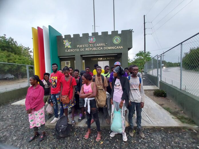 Ejército detiene minibús con 21 haitianos indocumentados en San Juan de la Maguana