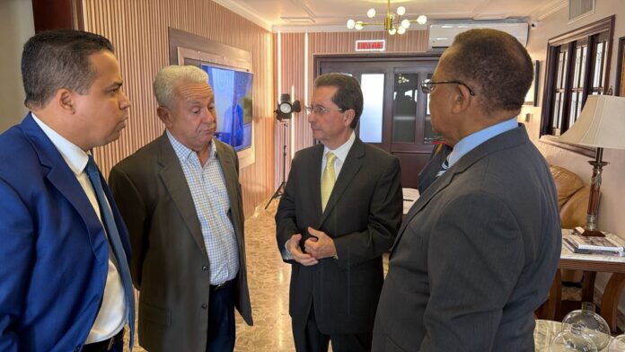 Ramón Núñez Ramírez visita instalaciones de Multimedios Su Mundo