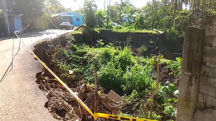 ¡Peligro a la vista! Denuncia colapso de calle en sector José Francisco Peña Gómez, Pedro Brand