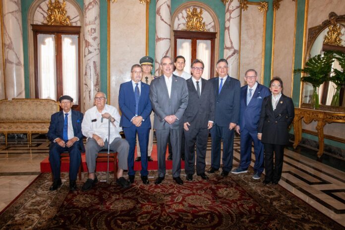 Abinader juramenta comisión para puesta en funcionamiento del Museo Histórico de la Gesta de Abril