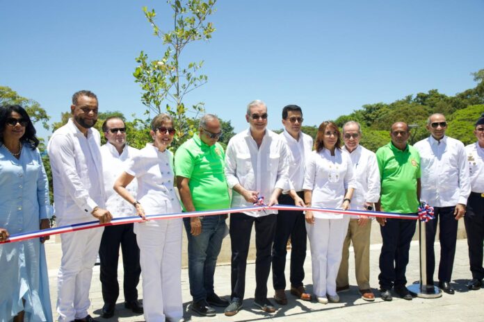 Presidente Abinader entrega renovada Playa Sosúa, inaugura nueva plaza de vendedores y relanza destino turístico