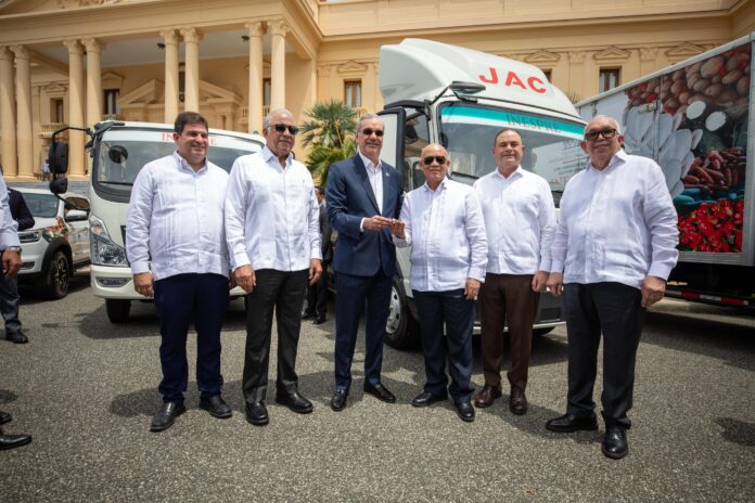 Presidente Abinader entrega vehículos al INESPRE para fortalecer distribución de alimentos