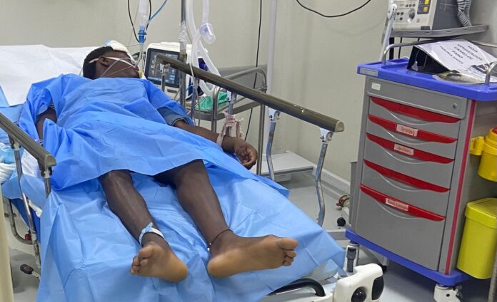 Familiares de joven accidentado pide traslado urgente por falta de equipos en hospital