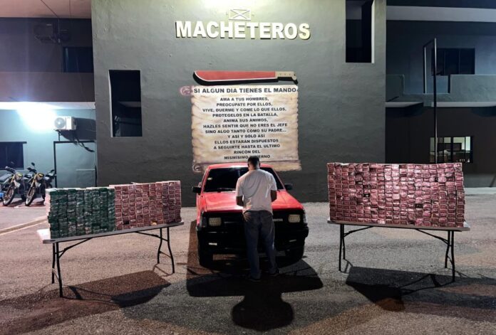 Ejército detiene hombre ocultaba 93,000 cigarrillos de contrabando en una camioneta en Valverde