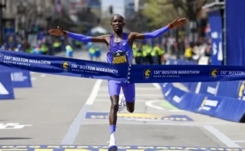 Emotivo gesto en el Maratón de Boston: corredores cargan a participante que se desplomó para ayudarlo a continuar Sin dudarlo, ambos atletas lo ayudaron a levantarse y, en un gesto de solidaridad, lo cargaron sobre sus hombros para que pudiera continuar el recorrido.