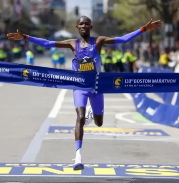 Emotivo gesto en el Maratón de Boston: corredores cargan a participante que se desplomó para ayudarlo a continuar Sin dudarlo, ambos atletas lo ayudaron a levantarse y, en un gesto de solidaridad, lo cargaron sobre sus hombros para que pudiera continuar el recorrido.